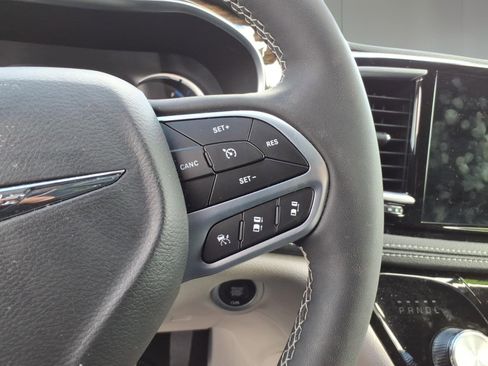 Used 2023 Chrysler Pacifica Limited w/ Uconnect Theater Family Group FWD image 17