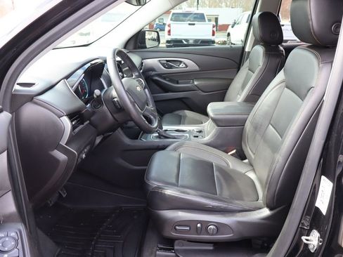 Used 2019 Chevrolet Traverse LT image 3