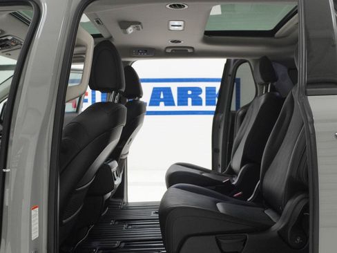 Used 2026 Kia Carnival SX w/ SX Dark Edition Package FWD image 23
