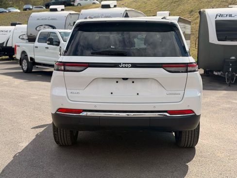 Used 2023 Jeep Grand Cherokee Laredo AWD/4WD image 6