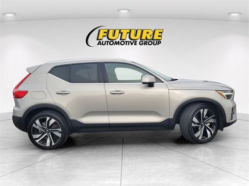 Used 2023 Volvo XC40 B5 Plus image 3