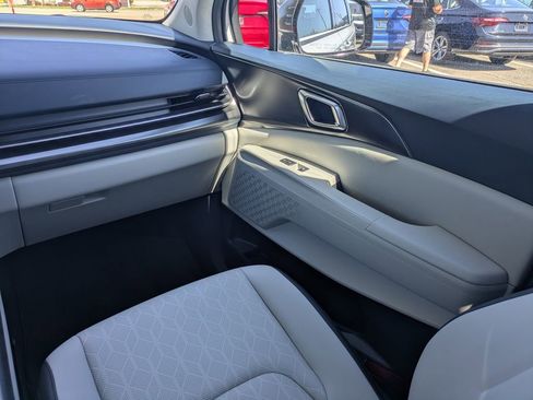 Used 2025 Kia Carnival SX w/ SX Dark Edition Package image 17