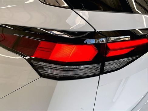 Used 2025 Volkswagen Tiguan SE image 31