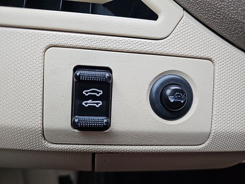 Used 2008 Chrysler Sebring Limited w/ Luxury Group FWD image 20