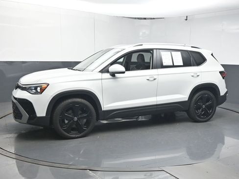 Used 2025 Volkswagen Taos SE image 4