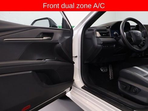 Used 2025 Toyota Camry SE image 11