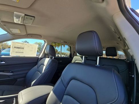 New 2025 Nissan Pathfinder SL image 13