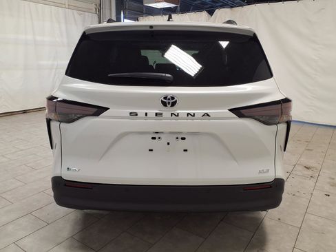 New 2026 Toyota Sienna XLE image 8