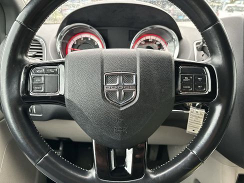 Used 2019 Dodge Grand Caravan SXT image 6