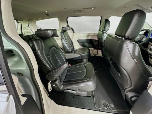 Used 2024 Chrysler Pacifica Touring-L FWD image 31