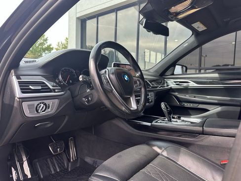 Used 2019 BMW 750i xDrive w/ Executive Package image 2
