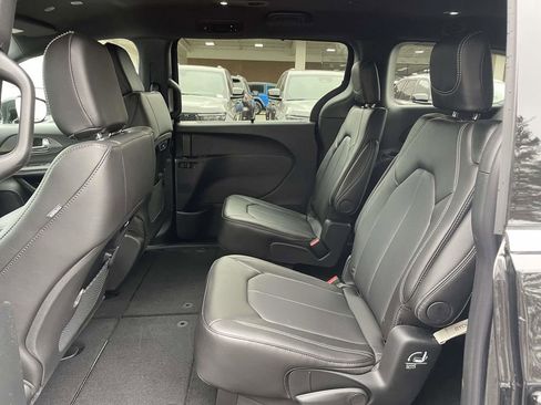 New 2026 Chrysler Pacifica Select FWD image 18