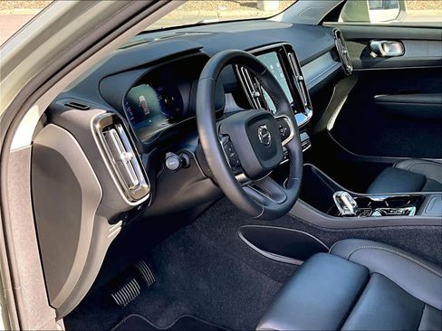 Used 2025 Volvo XC40 B5 Plus image 17