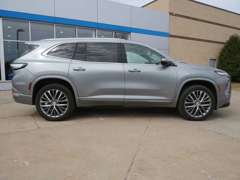 Used 2025 Buick Enclave Avenir image 8
