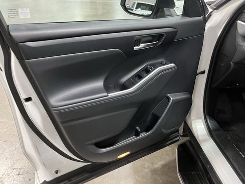 Used 2021 Toyota Highlander XLE image 17