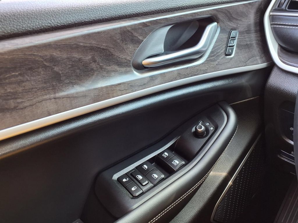 Used 2022 Jeep Grand Cherokee Limited AWD/4WD image 18