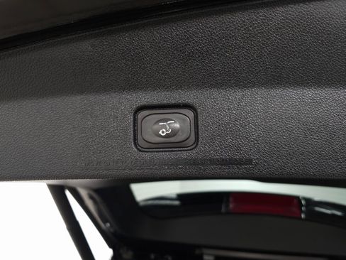 Used 2018 Ford Explorer XLT w/ Equipment Group 202A image 9