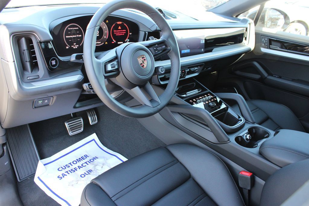 Used 2025 Porsche Cayenne S AWD/4WD image 4