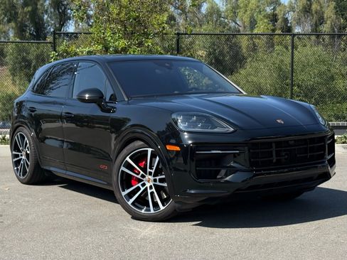 Certified 2025 Porsche Cayenne GTS image 9