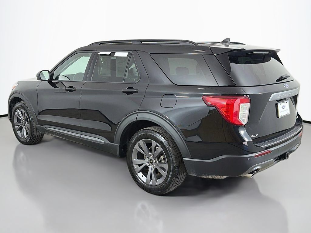 Used 2024 Ford Explorer XLT w/ XLT Sport Appearance Package AWD/4WD image 13