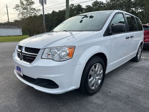 Used 2019 Dodge Grand Caravan SE image 3