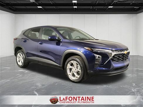 Used 2024 Chevrolet Trax LS w/ LS Convenience Package image 2