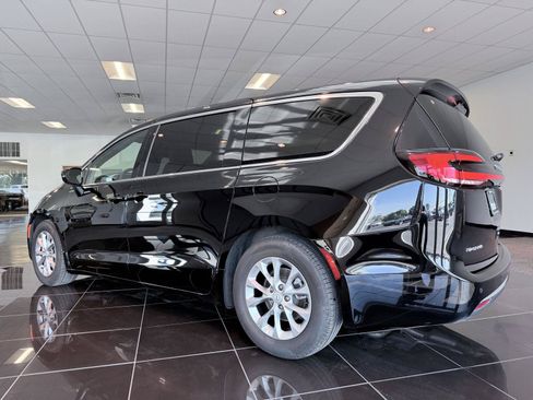 Used 2026 Chrysler Pacifica Limited FWD image 12