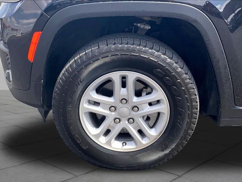 Used 2024 Jeep Grand Cherokee Laredo RWD image 11