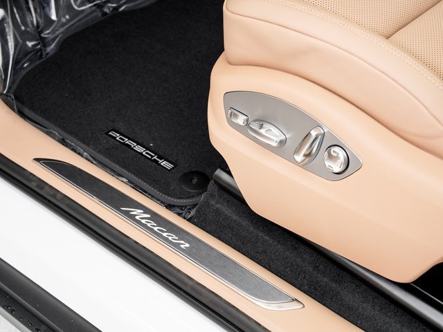 Certified 2026 Porsche Macan AWD/4WD image 11