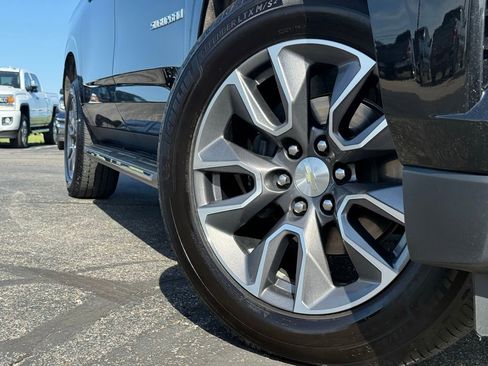 Used 2022 Chevrolet Suburban LT w/ Luxury Package AWD/4WD image 3