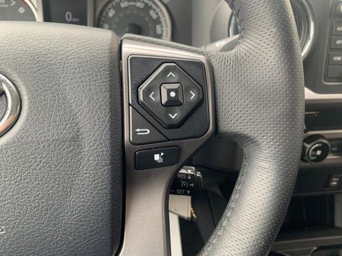 Used 2017 Toyota Tacoma SR5 w/ Tow Package RWD image 17