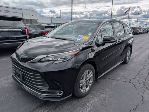 Used 2024 Toyota Sienna Platinum AWD/4WD image 5