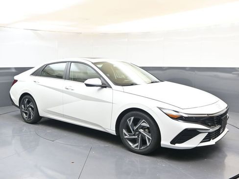 Used 2025 Hyundai Elantra SEL w/ Cargo Package image 7