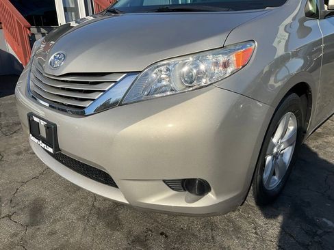 Used 2015 Toyota Sienna LE image 86