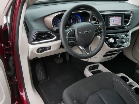 Certified 2023 Chrysler Voyager LX FWD image 19