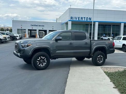Used 2017 Toyota Tacoma TRD Sport w/ Premium & Technology Package AWD/4WD image 3