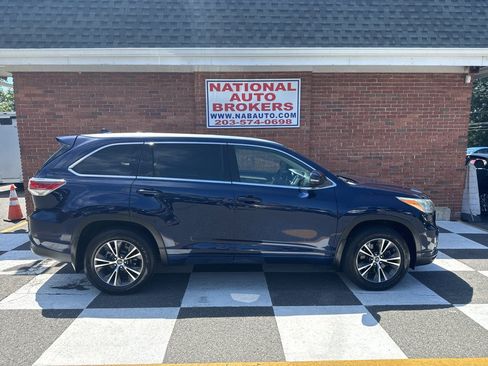 Used 2016 Toyota Highlander XLE AWD/4WD image 2