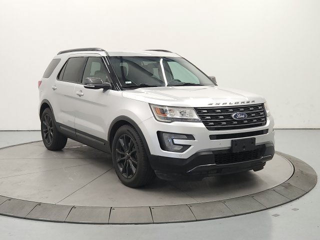 Used 2017 Ford Explorer XLT w/ Equipment Group 202A FWD image 3