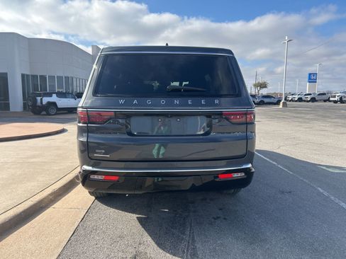 Used 2023 Jeep Wagoneer Base w/ Premium Group I image 6