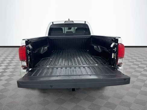 Certified 2020 Toyota Tacoma SR5 AWD/4WD image 14