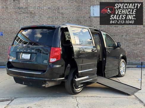 Used 2016 Dodge Grand Caravan SXT image 1