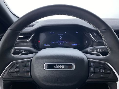 Used 2023 Jeep Grand Cherokee Altitude image 3