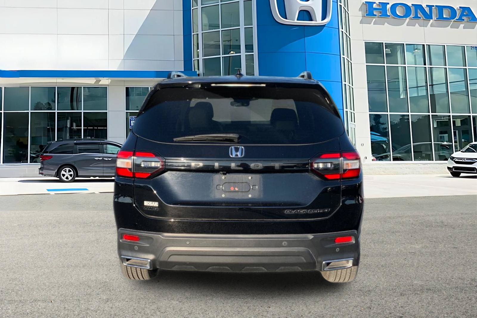 Used 2025 Honda Pilot Black Edition image 4