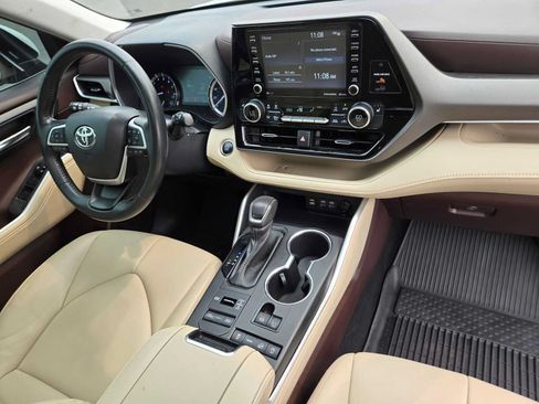 Used 2022 Toyota Highlander XLE AWD/4WD image 10