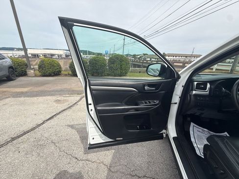 Used 2018 Toyota Highlander SE AWD/4WD image 9