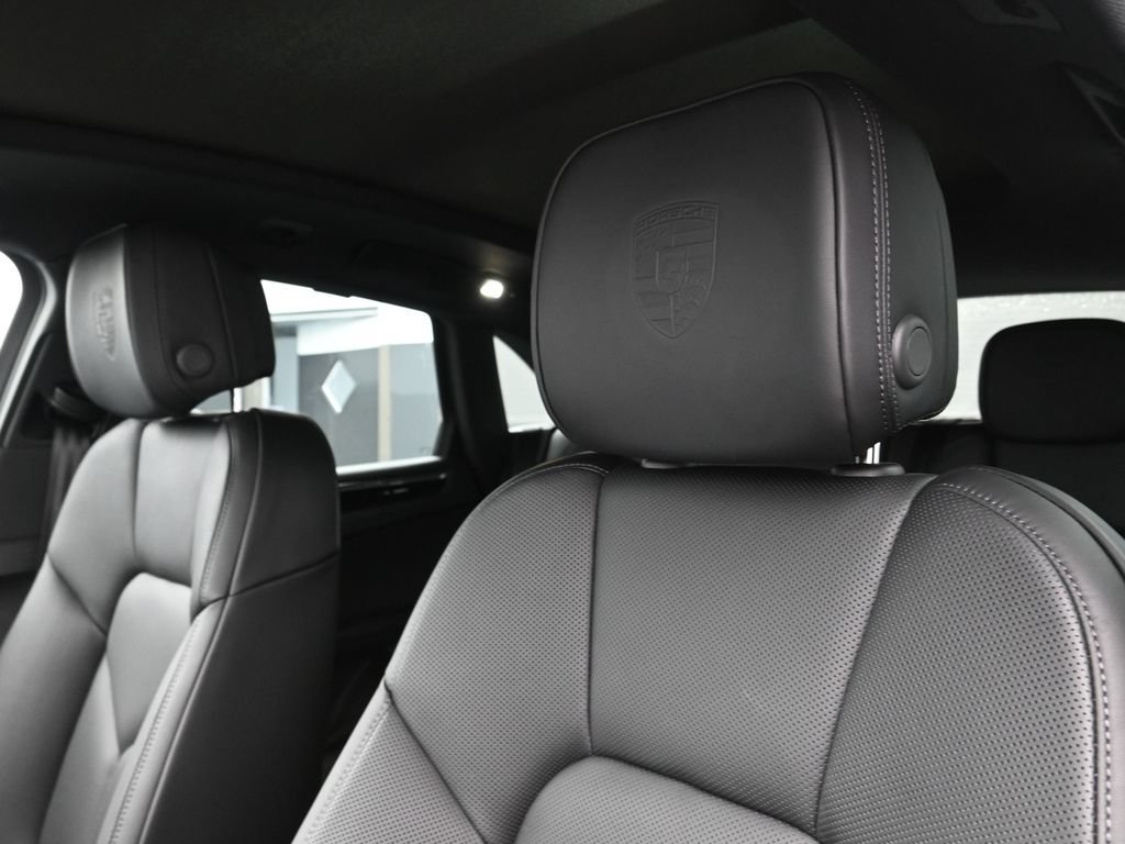 Certified 2026 Porsche Macan AWD/4WD image 16