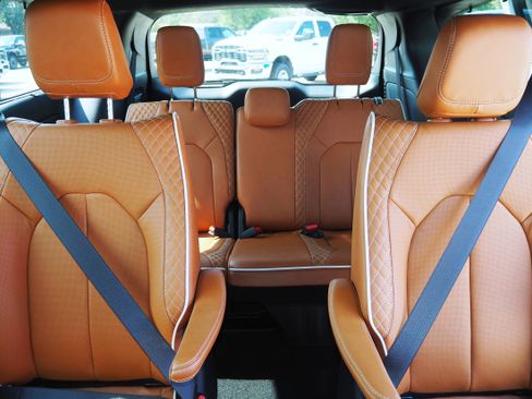 New 2026 Chrysler Pacifica Pinnacle image 18