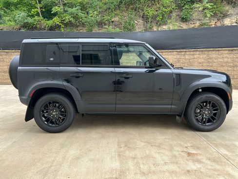 Used 2024 Land Rover Defender 110 S image 7