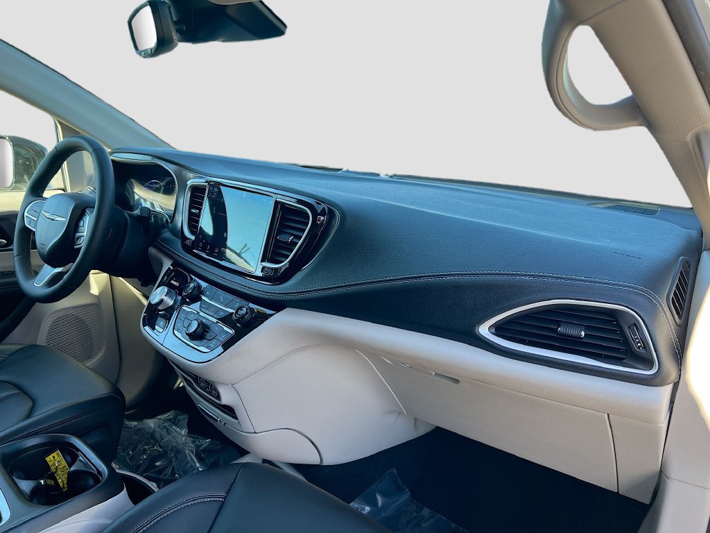 Used 2024 Chrysler Pacifica Limited FWD image 30