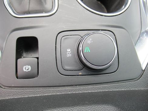 Used 2021 Chevrolet Traverse LS FWD image 25